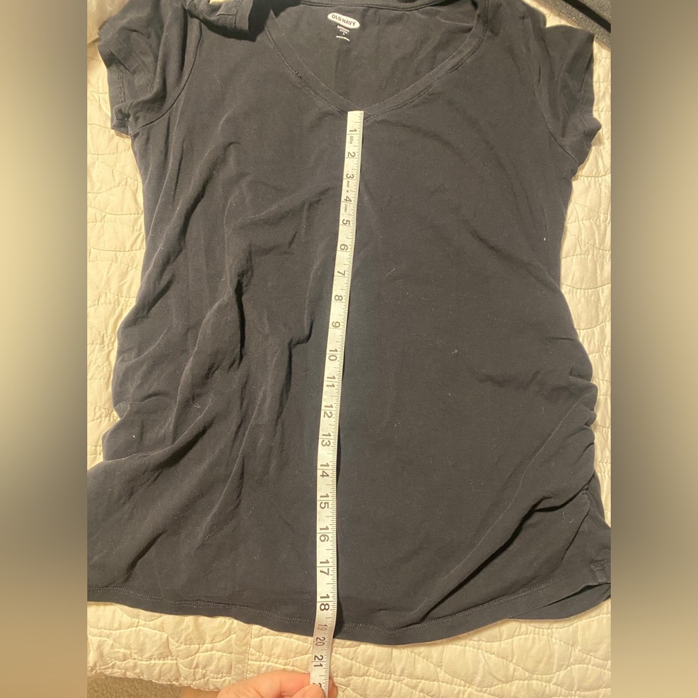 Black Old Navy maternity stretch v-neck. Size Lg.